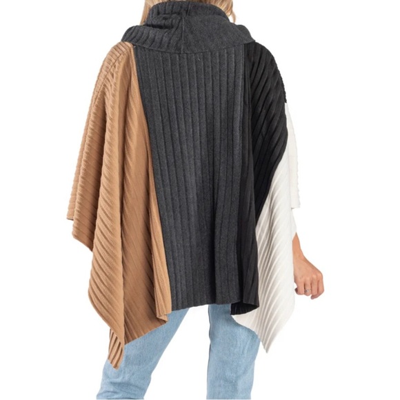 Le Moda Pleated Collar Fleece Poncho Shawl Wrap Soft Cozy Button One SZ NWT - Picture 2 of 7